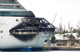 Cháy lớn trên tàu, hơn 2.000 hành khách sơ tán